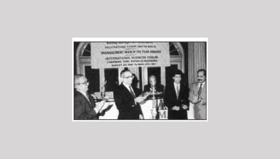 Receiving the Management Man of the Year Award from the Bombay Management Association in 1992